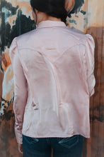 Load image into Gallery viewer, Wrangler Retro Pink Champagne Ls Pearlsnap
